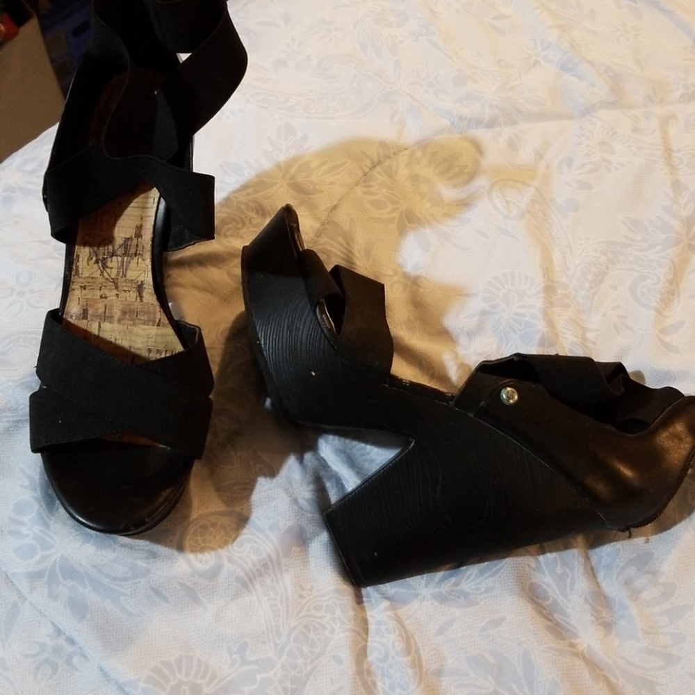 Shoes - Picture 2 of 4